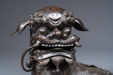Een grote Chinese bronzen 'Boeddhistische leeuw' wierookbrander, Ming