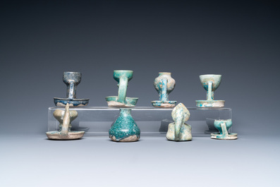 Huit lampes &agrave; huile en c&eacute;ramique &agrave; &eacute;mail turquoise, Moyen-Orient, 13&egrave;me et apr&egrave;s