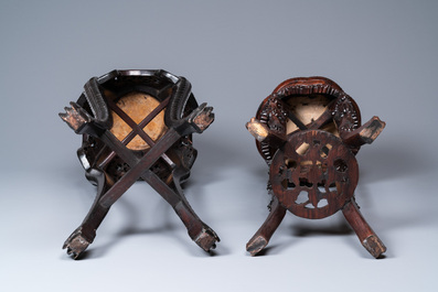 Vier Chinese houten sokkels met marmeren tabletten, 19/20e eeuw