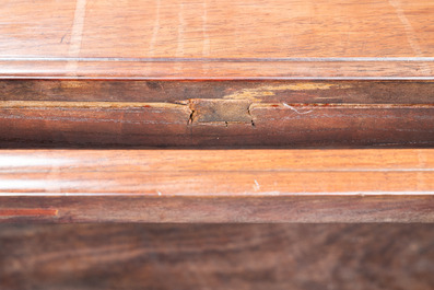 Un table de forme rectangulaire en bois huali, Chine, 18/19&egrave;me