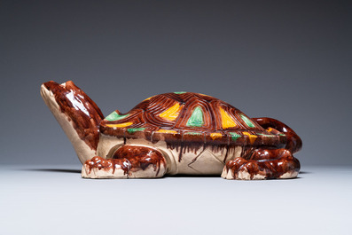 Een zeer grote Chinese sancai-geglazuurde schildpad, 20e eeuw