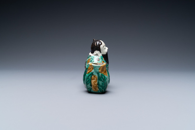 Un lave-pinceaux en forme de Li Bai en biscuit &eacute;maill&eacute; vert, Chine, 19&egrave;me