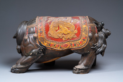 A pair of large Japanese lacquered and gilded wooden shishi, Edo, 18/19th C.