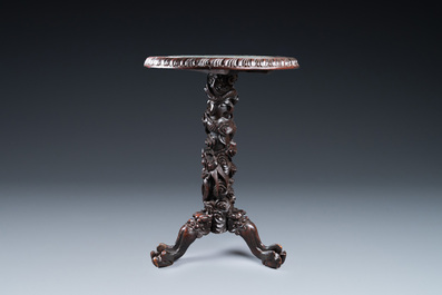 Un table en bois sculpt&eacute; incrust&eacute; d'une plaque en porcelaine de Chine famille rose de Canton, 19&egrave;me