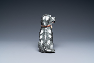 Un mod&egrave;le d'un &eacute;pagneul en porcelaine de Chine en grisaille, rouge de fer et dor&eacute;, Qianlong
