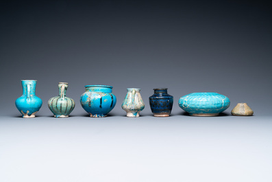 Een collectie van zeven vaasjes en kannetjes met turquoise glazuur, Midden-Oosten, 13e eeuw en later