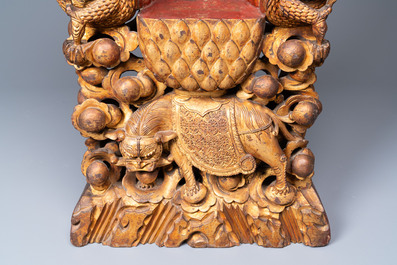Un autel bouddhiste en bois laqu&eacute; et dor&eacute;, Chine, 17/18&egrave;me