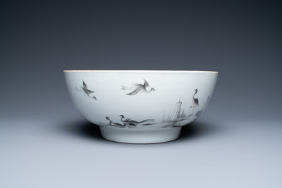 Un bol en porcelaine de Chine en grisaille et dor&eacute; &agrave; d&eacute;cor d'un couvent et d'oiseaux dans un paysage, Qianlong