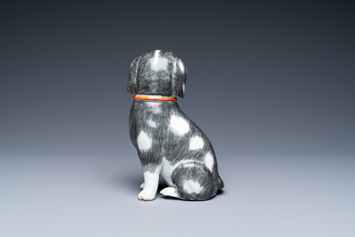 Un mod&egrave;le d'un &eacute;pagneul en porcelaine de Chine en grisaille, rouge de fer et dor&eacute;, Qianlong