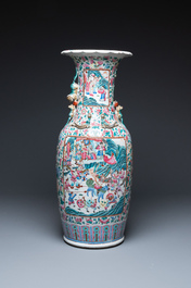Un grand vase en porcelaine de Chine famille rose figurant des sc&egrave;nes de guerriers