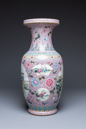 Un grand vase en porcelaine de Chine famille rose &agrave; d&eacute;cor de femmes dans un jardin, R&eacute;publique
