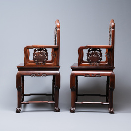 Une paire de chaises en bois incrust&eacute; de nacre et de plaques en porcelaine de Chine en bleu et blanc, 19&egrave;me