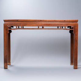 Een Chinese rechthoekige huali tafel, 18/19e eeuw