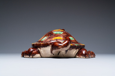 Une grande tortue en porcelaine de Chine &agrave; &eacute;mail sancai, 20&egrave;me