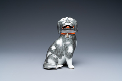 Un mod&egrave;le d'un &eacute;pagneul en porcelaine de Chine en grisaille, rouge de fer et dor&eacute;, Qianlong