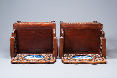 Een paar Chinese met parelmoer ingelegde houten stoelen met blauw-witte porseleinen plaquettes, 19e eeuw