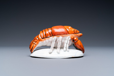 Une bo&icirc;te couverte en forme d'homard en porcelaine de Chine polychrome, 19&egrave;me