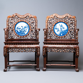 Een paar Chinese met parelmoer ingelegde houten stoelen met blauw-witte porseleinen plaquettes, 19e eeuw