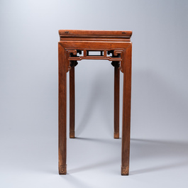 Un table de forme rectangulaire en bois huali, Chine, 18/19&egrave;me