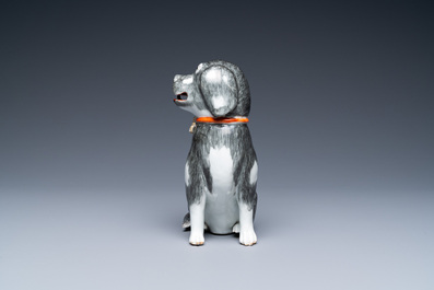Un mod&egrave;le d'un &eacute;pagneul en porcelaine de Chine en grisaille, rouge de fer et dor&eacute;, Qianlong