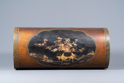 Een uitzonderlijk grote Japanse Namban koffer op sokkel, Edo, 2e helft 17e eeuw