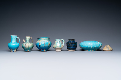 Een collectie van zeven vaasjes en kannetjes met turquoise glazuur, Midden-Oosten, 13e eeuw en later