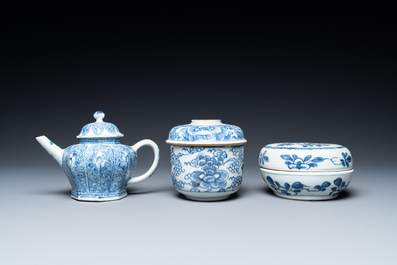Une collection de pi&egrave;ces en porcelaine de Chine en bleu et blanc de l'&eacute;pave Ca Mau, Kangxi/Yongzheng