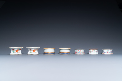 Une collection de sept salerons en porcelaine de Chine armori&eacute;e et famille rose, Qianlong