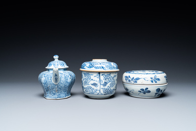 Een collectie Chinees blauw-wit porselein uit het Ca Mau scheepswrak, Kangxi/Yongzheng