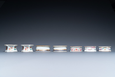 Une collection de sept salerons en porcelaine de Chine armori&eacute;e et famille rose, Qianlong