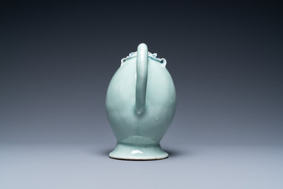 Een Chinese perzikvormige 'cadogan' theepot met reli&euml;fdecor in blauw en koperrood op celadon fond, 19e eeuw