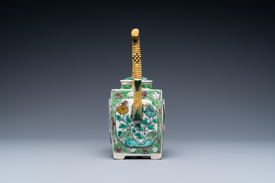 Une th&eacute;i&egrave;re couverte en biscuit &eacute;maill&eacute; vert, Kangxi