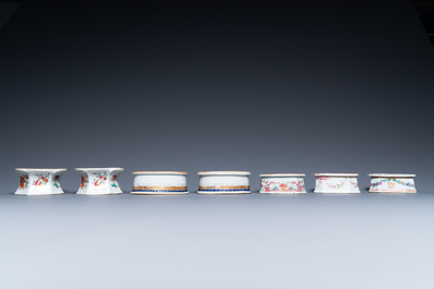 Une collection de sept salerons en porcelaine de Chine armori&eacute;e et famille rose, Qianlong