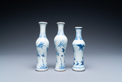 Trois petits vases de forme bouteille en porcelaine de Chine en bleu et blanc de type kraak de l'&eacute;pave 'Hatcher', &eacute;poque Transition
