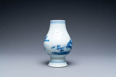 Een Chinese blauw-witte vaas met figuren in een landschap, Yongzheng merk en periode