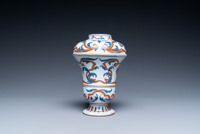 Een Chinese blauw-witte en ijzerrode urnvormige vaas, Kangxi