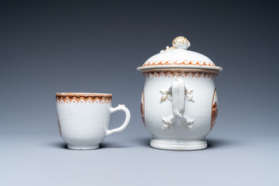 Un bol couvert et une tasse en porcelaine de Chine &agrave; d&eacute;cor d'un m&eacute;daillon au paysage, Qianlong/Jiaqing
