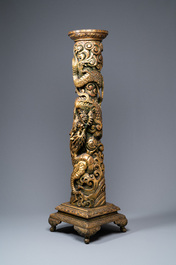 Een grote Chinese vergulde houten drakensokkel, 19e eeuw