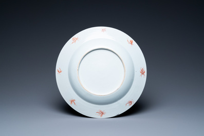 Un plat en porcelaine de Chine famille rose &agrave; d&eacute;cor 'Dames au Parasol', Qianlong