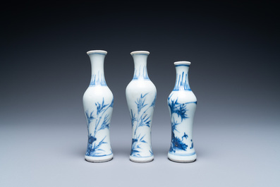 Trois petits vases de forme bouteille en porcelaine de Chine en bleu et blanc de type kraak de l'&eacute;pave 'Hatcher', &eacute;poque Transition