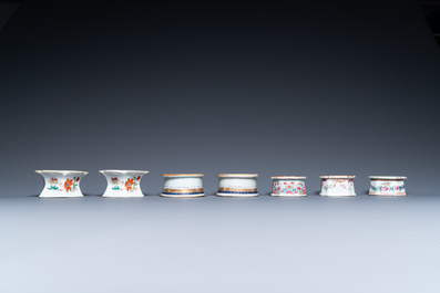 Une collection de sept salerons en porcelaine de Chine armori&eacute;e et famille rose, Qianlong