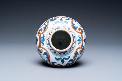 Een Chinese blauw-witte en ijzerrode urnvormige vaas, Kangxi