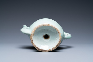 Een Chinese perzikvormige 'cadogan' theepot met reli&euml;fdecor in blauw en koperrood op celadon fond, 19e eeuw