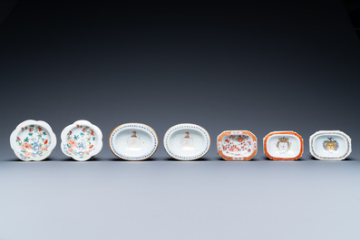 Une collection de sept salerons en porcelaine de Chine armori&eacute;e et famille rose, Qianlong