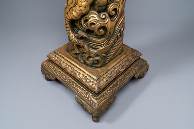 Un grand socle en bois sculpt&eacute; et dor&eacute; figurant un dragon, Chine, 19&egrave;me