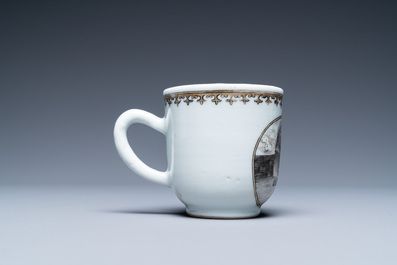 Une tasse et soucoupe en porcelaine de Chine grisaille et dor&eacute; &agrave; d&eacute;cor j&eacute;suite, Qianlong