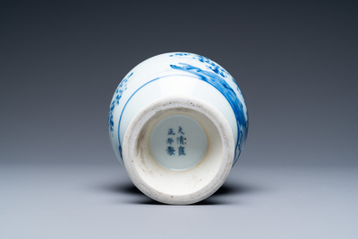 Een Chinese blauw-witte vaas met figuren in een landschap, Yongzheng merk en periode