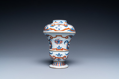 Un vase en forme d'urne en porcelaine de Chine en bleu, blanc et rouge de fer, Kangxi