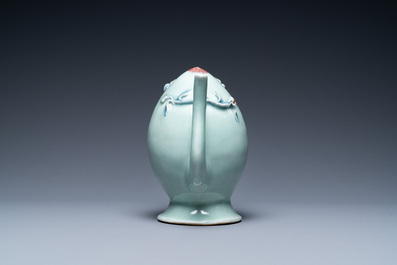 Une th&eacute;i&egrave;re 'cadogan' en forme de p&ecirc;che en porcelaine de Chine en rouge de cuivre et bleu sur fond c&eacute;ladon, 19&egrave;me