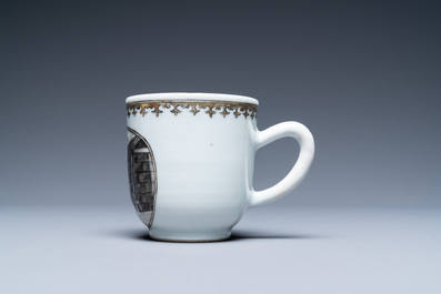 Une tasse et soucoupe en porcelaine de Chine grisaille et dor&eacute; &agrave; d&eacute;cor j&eacute;suite, Qianlong